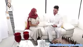 الجمال العربي يأخذ قضيباً عميقاً على سرير التدليك