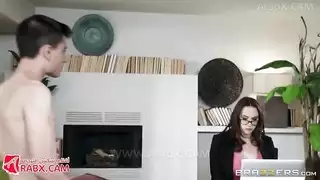 الميلف المسؤولة تحصل على مؤخرتها ممتلئة في إباحية مكتبية