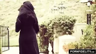قضيب أبيض يعاقب العاهرة العربية نادية في مشهد إباحي قاسٍ