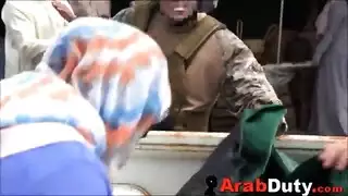 فتيات عربيات بالحجاب تعطي مصات لقضيب عسكري في البورنو