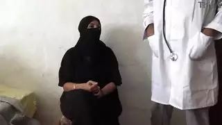 ربة منزل عربية متفاجئة بفحص طبيب إباحي