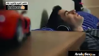 شاب منحرف يتلصص على أخته ويضاجع رفيقتها في فيلم إباحي صريح