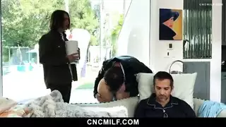 عشاء عيد الشكر: تم تعبئتي بالسائل المنوي، وليس لحم الديك الرومي