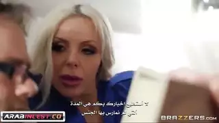 امرأة ناضجة تعلم زوج ابنها كيف يتحدث بوقاحة في السرير