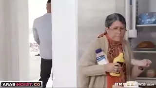 سكس مترجم الجدة تشاهد نيك طيز حفيدتها المثيرة
