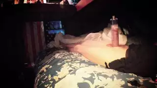شقراء متلهفة تمتلئ فتحاتها بلحم أبيض كبير