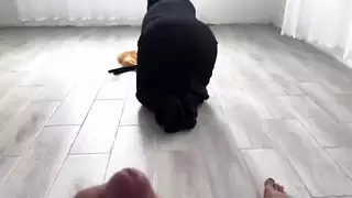 مؤخرة زوجة الأب العربية الضيقة تُمارس عليها الجنس بقوة وهي تنظف