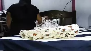 التلميذة ذات الصدر الكبير في الزي تركب القضيب بعنف وعمق