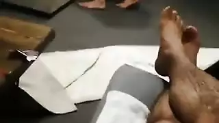 زوجة عاهرة تتوسل للمزيد من القضيب بينما الزوج الديوث يستمني