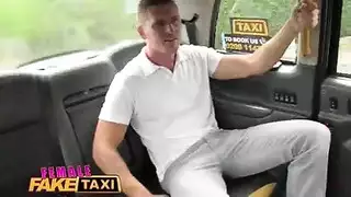 سكس تاكسي صريح: السائقة تركب رجل متزوج ولعبته