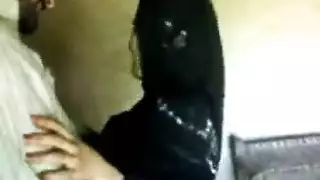 يمص لها كسها وهي واقفة