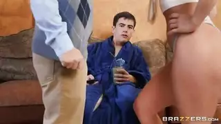 أمهات مثيرات ومراهقات مغرورات في جنس جماعي