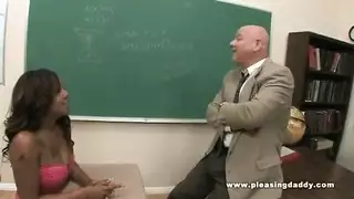 بنت تمص زب اخوها و هي نائمه