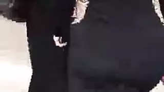 بنات عاريا في شارع