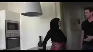 افلام نيك زوجة الاب المحجبة لوحدها في المنزل تمص وينيكها