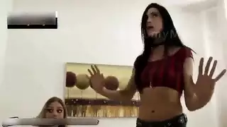 أم صديقي تركب قضيبي القوي في فيلم إباحي