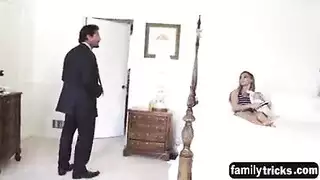 زوجة الأب تتعرض لعملية جماعية من زوج وزوجة شهوانيين