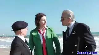 عاهرة أربعينية مع زوج رجال على المعاش تدلعهم و تنيكهم نيكة ثلاثية روعة