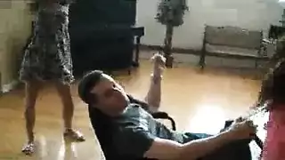 ثلاثي جامح مع أختين وحزام