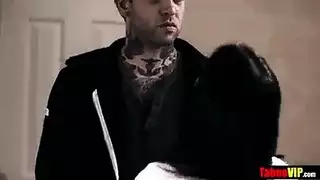 مراهقة مبللة تُمسَّر في حمام فقاعي