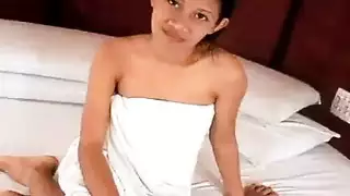 عاهرة آسيوية مقيدة تتعرض للاختراق بالحبل إكس إكس إكس