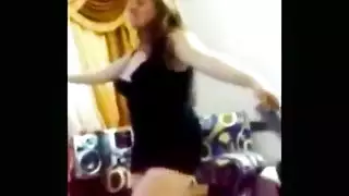 لحس أقدام فتاه صغيره وقذف ساخن على قدمها