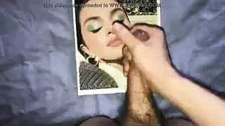 الشقراء الشبقية تمص بعمق وتستنزف قضيبه حتى النهاية