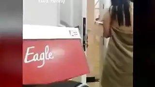 عاهرة آسيوية بلونجيري أحمر تتوسل لقضيب عبدها المدهون