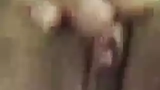 فقط حمالة صدر وكلوت: فتاة وقحة تمارس الجنس مع قضيب رجل آخر