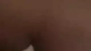 المُستثيرة الجريئة تسقط ملابسها وتنشر ساقيها للاختراق المزدوج