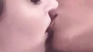 الشقراء الساذجة تتعلم أخذ قضيب سميك بعمق