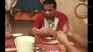 إيطالية حليقة تأخذ قضيبًا ضخمًا في غرفة نومها