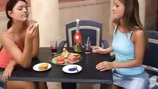 سحاقيات صريحة: عاهرة قذرة ولعبة أرنب عملاقة