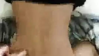 مصاصة القضيب الآسيوية تأخذ طلقات من الخلف وتتوسل للمزيد