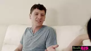 اثنان من العاهرات المثيرة تنتظران قضيبك في المنزل