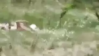 شاب نحيل يطلق حمولته مثل رشاش