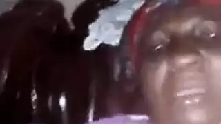 شقراء ممحونة تقوم بإعادة السرية