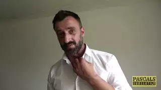 الأخ يدخل على أخته وهي تمارس الجنس مع صديقها