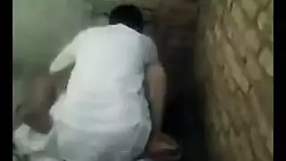 رجلان في خرابه