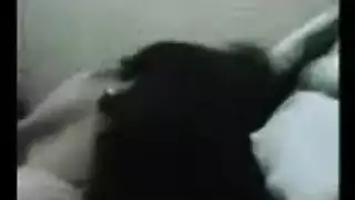عاهرات طالبات يتقاسمن قضباناً ضخمة ويمصصنها في جلسة جامحة