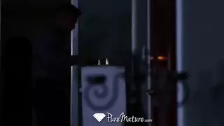 فتاة تقزف اكسر من مره