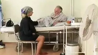 جنس ممرضة في الدش: ساندرا تأخذ قضيبًا اصطناعيًا سميكًا في الحمام