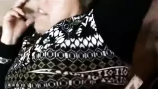 يرفع رجليها وتتناك بعنف