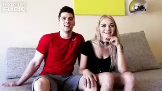 الرجل الموهوب يضرب فرجها المبلل بقوة