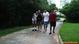 شيميل يتم اختراقه مزدوجًا وتداوله بين أربعة رجال مثارين
