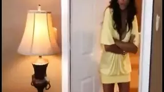 الام تتسلل و هو ينيك اخته