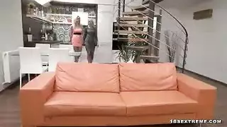 جمال أسمر البشرة يظهر شقّها المشعر في فيديو إباحي