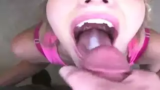في سن المراهقة الحلو، يتيح ميا سايروس الرجل وضع الزجاج له على طول الطريق إلى أسفل حلقها وهبوطا في حلقها