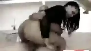 فيلم إباحي في حوض الاستحمام: الفتاة المشاغبة تسبب فوضى جنسية
