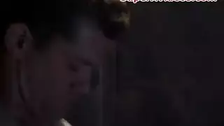عاهرة مرتدية الأزرق تغسل عمود رجل مباشرة بعد لقائهما